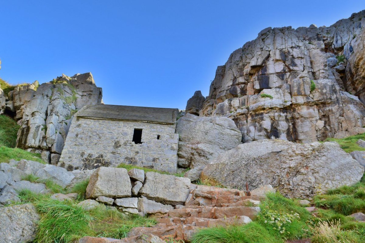 St Govan's Chapel, dated back as early as the 6th century. Built into the cliff of the beautiful National Trust coast line of Pembrokeshire. Legend suggests that St Govan himself is buried there. <a href="/nationaltrust/">National Trust</a> <a href="/VisitPembs/">Visit Pembrokeshire 🏴󠁧󠁢󠁷󠁬󠁳󠁿</a> @lovepembs #history #hpy2020
📷Rachael Turner