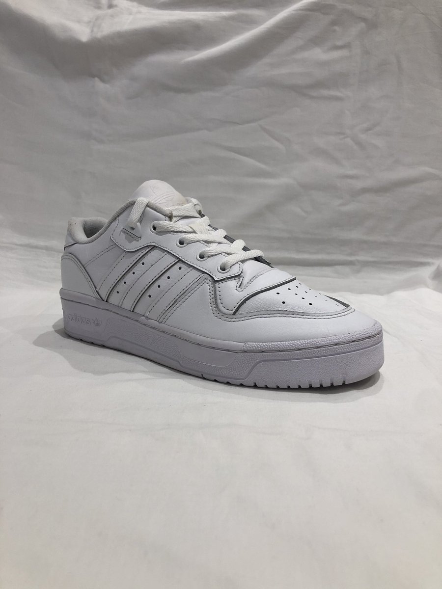Creptify's tweet photo. Before and after clean on these Women’s Adidas Low Sneakers, back time white and looking fresh, like they should be!

#creptify #adidas #womens #low #sneakers #sneakercleaner #sneakercleaning #freshcreps #crepcheck https://t.co/zU2N5uWeoI