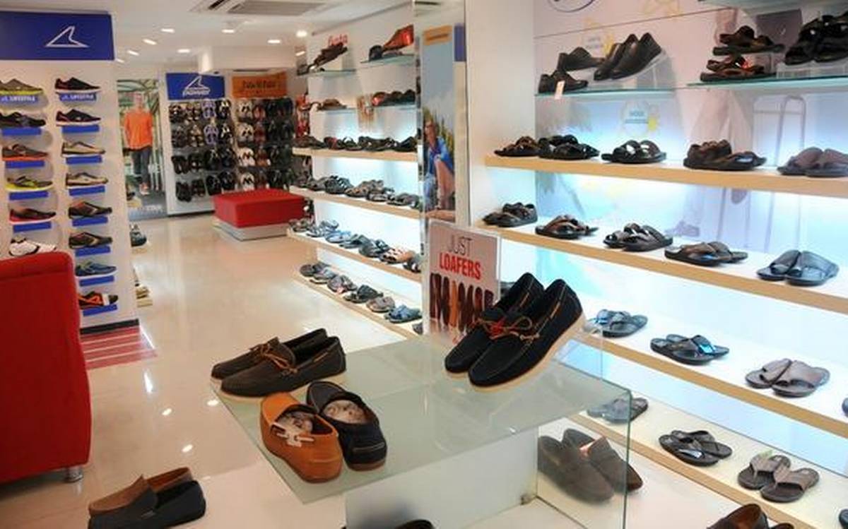 1/17 Footwear Industry & Bata IndiaThe global footwear market size is valued at $365.5 billion in 2020 & estimated to reach 530 billion in next 6-7 years. CAGR of approx 6%The global footwear market is segmented into type, material, end users, distribution channel, and region