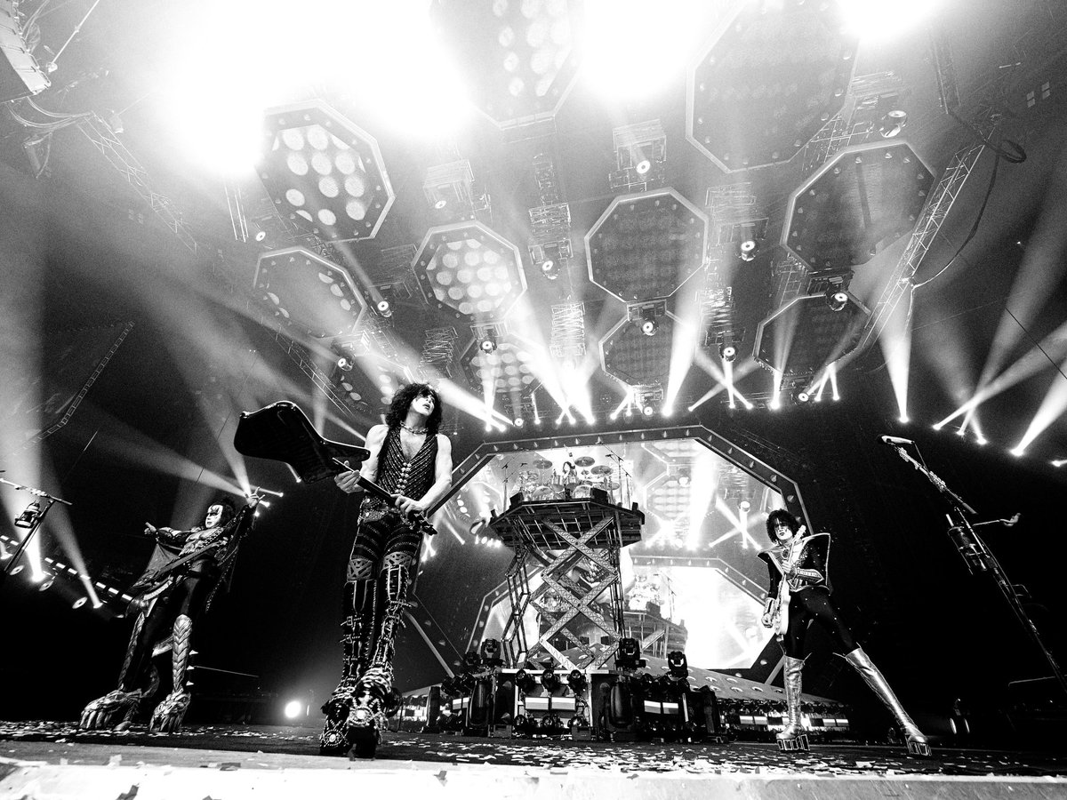 kiss's tweet photo. #FlashbackFriday #KISS July 16, 2019 #Glasgow #Scotland  #EndOfTheRoad World Tour @rosshalfin photo https://t.co/KQpkAU0JDN