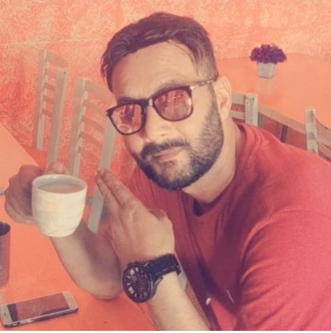 _Shivani_29's tweet photo. Wtf 😳 my mom says yha ajay devgan hai na 😳😭😭🤧🤧🤧😂😂 
Papa gill ki pic dikh rhi thi she thought he is ajay devgan 😭😂 https://t.co/kgXERPMR2P