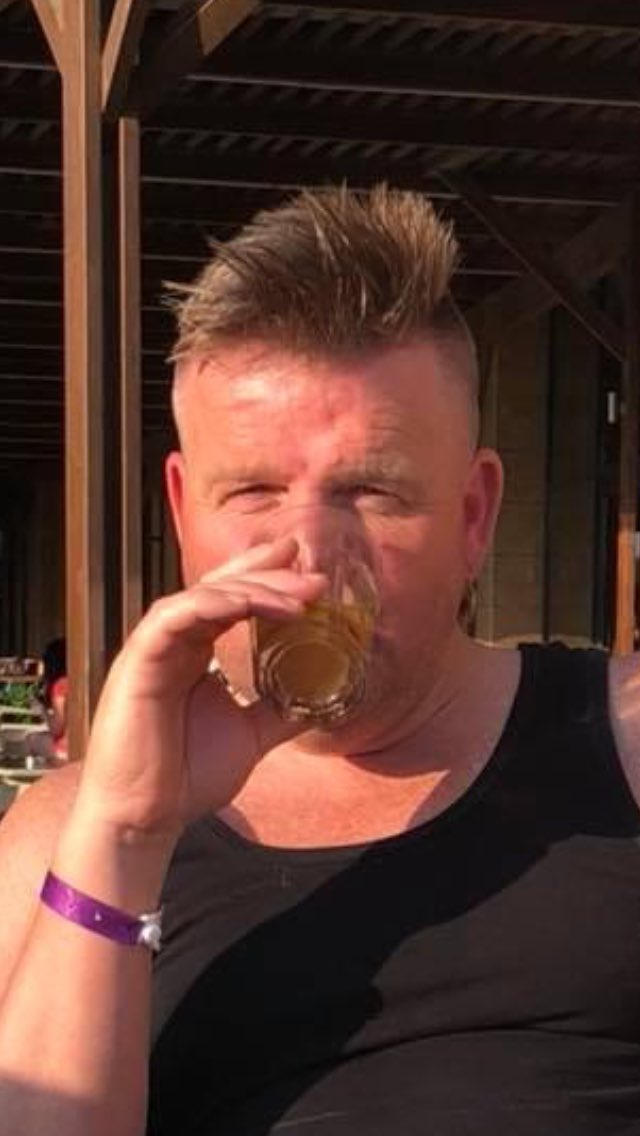 Vermist, Peter Post. Bekend als de Mol. Vandaag niet gesignaleerd op de schuur van Vlak en Strak. Wij maken ons zorgen.