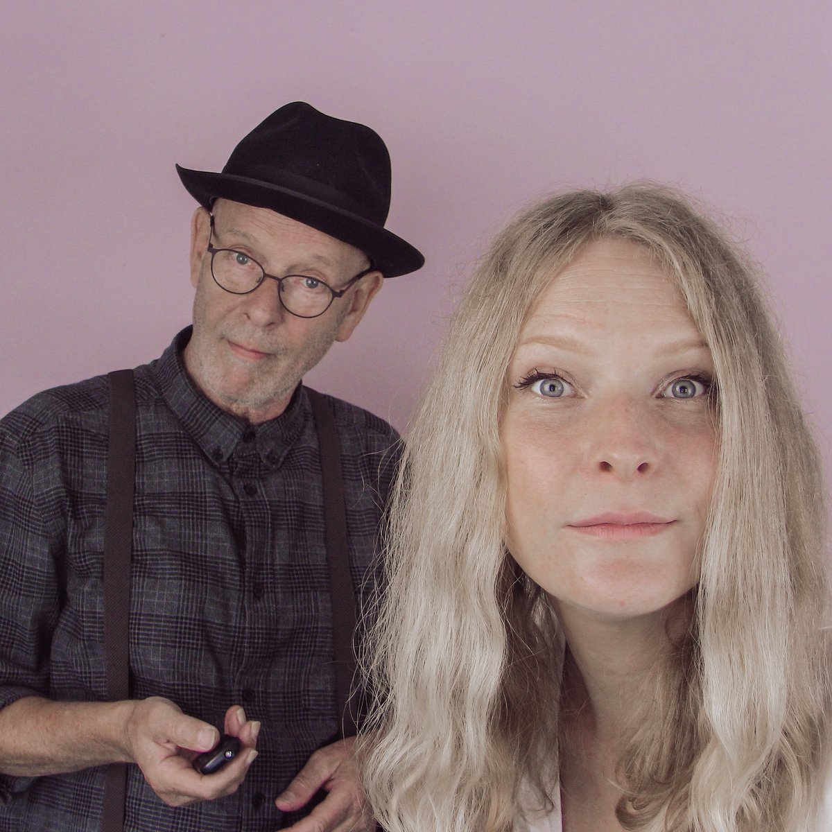 Hoi allemaal,  
Onze song vanavond bij NPO radio 5...om 20.45 u met een kort interview nporadio5.nl/volgspot
Hier kun je de song streamen  fanlink.to/KarmaHeaven
fijne dag nog!  Gitta en Ferdi

<a href="/NPORadio5/">NPO Radio 5</a> @volgspotradio5  <a href="/GittaDeRidder/">Gitta de Ridder</a> <a href="/GreenbagNL/">Greenbag</a> <a href="/Freakis77869774/">&Freakish</a>