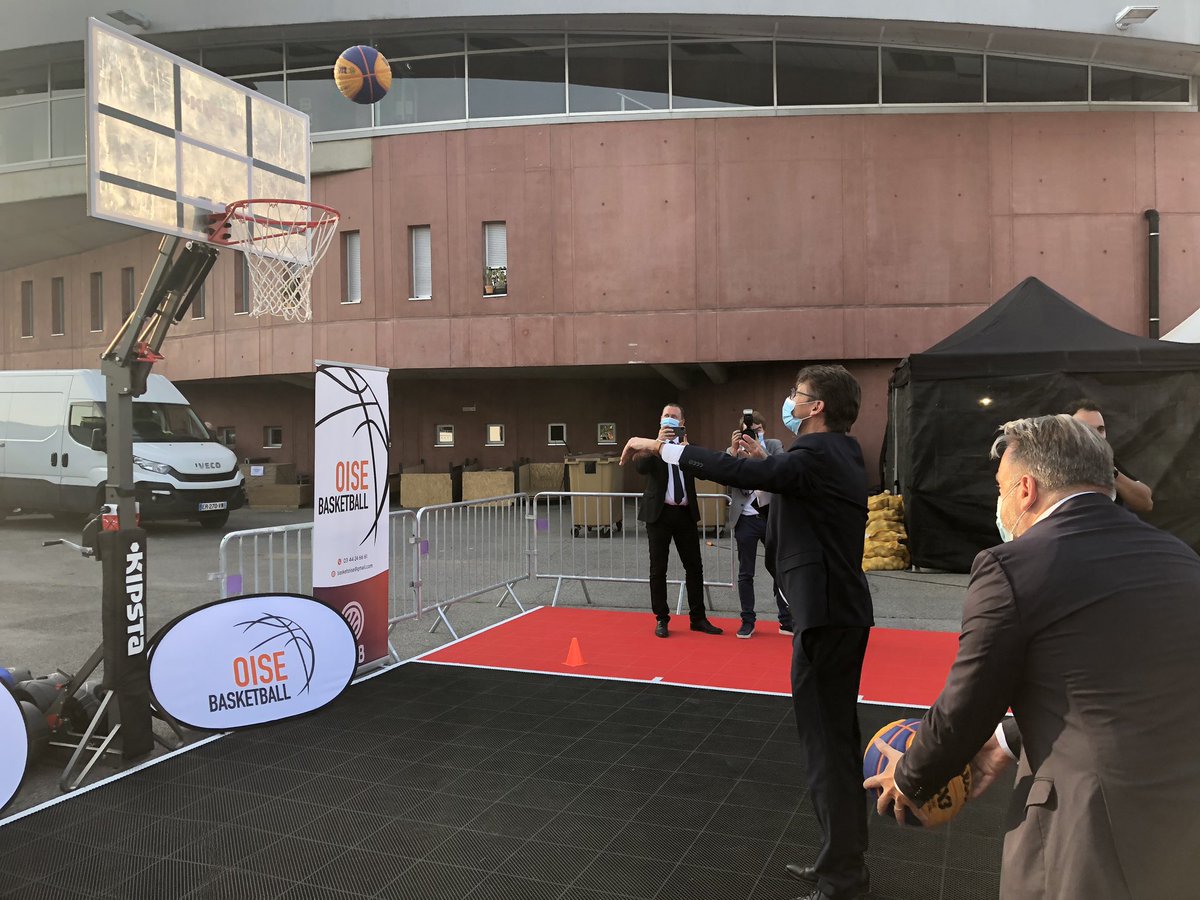 basketoise's tweet photo. Séance de tirs de nos élus lors passage sur notre stand du Comité de l’Oise de Basket-ball #oiseup @CD_oise @basketoise @hautsdefrance https://t.co/fR14remwGe