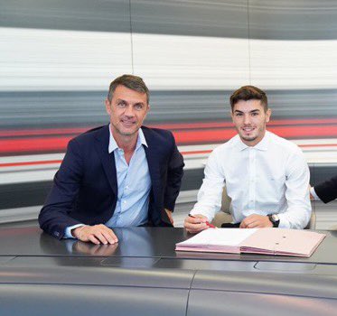 AC_MilanFR's tweet photo. Brahim: " Maldini est une phénomène. Il l’était sur le terrain et maintenant il le prouve qu’il l’est aussi en dehors du terrain. C’est une légende de ce club et du football mondial."

#WelcomeBrahim 🔴⚫️ https://t.co/oRCzYpGK7H