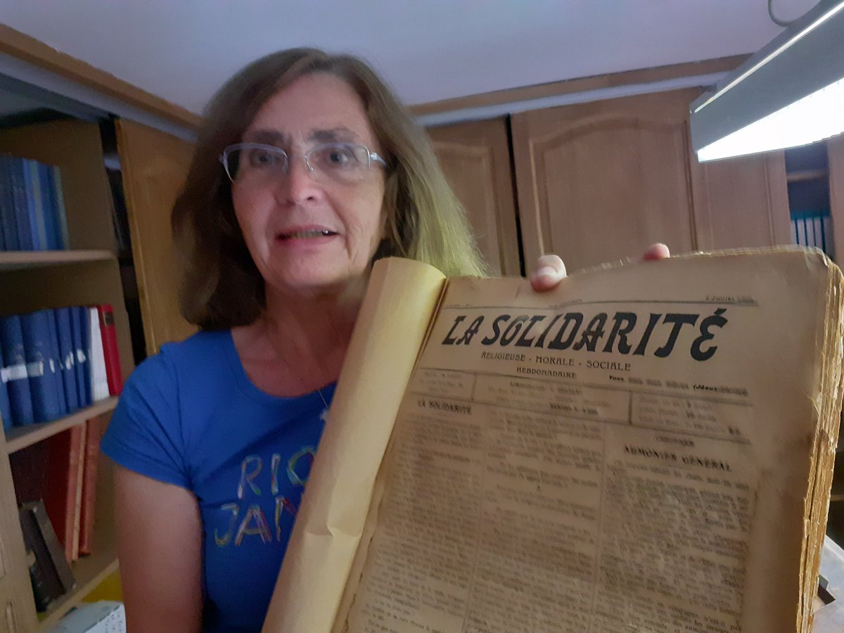 FedeBaptiste's tweet photo. Anniel Hatton, présidente de la #shdbf, présente l'exemplaire numéro un du journal #baptiste, 'La solidarité ' paru en 1933. Un document rare aujourd'hui préservé ! https://t.co/l7VD6zasF5
