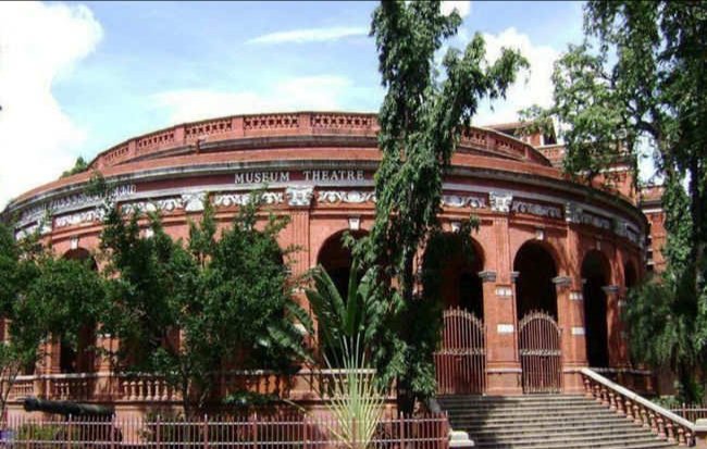 In 1983, Madhya Pradesh Govt renamed the University of Jabalpur as Rani Durgavati Vishwavidyalaya in her memory. Govt of India paid its tribute to the valiant Queen by issuing a postal-stamp commemorating her martyrdom, on 24th June 1988.(Pic 2: Museum)