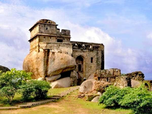 The place where she died was an inspiration for the freedom fighters. Today, Chauragarh fort serves as a sunrise viewing point at Panchmarhi, a famous hill-station. But sadly, the tourists who throng it are not aware of Durgavati, who died defending this area against the Mughals.