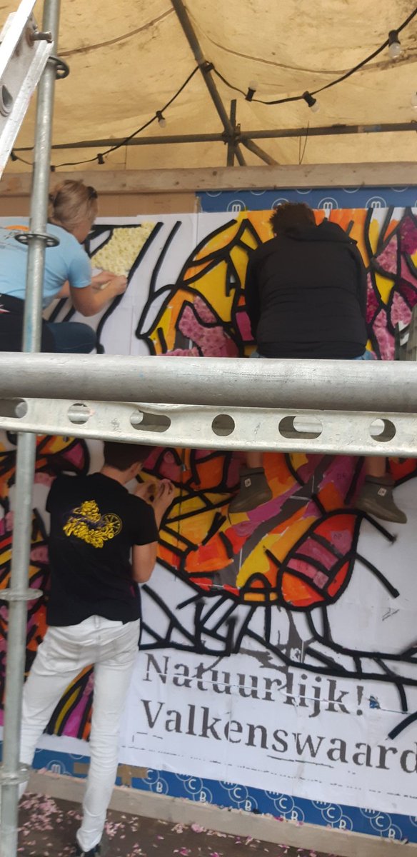 corsokompas's tweet photo. De eerste bloemen op het kunstwerk zitten erop, bijna klaar op de grote stukken na.... https://t.co/8TJa0VgrbA