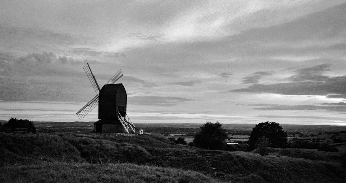 Flashofdark's tweet image. End of day on Brill Hill.  Shot with a Nikon F6 using 400 T-Max. #nikonf6 #brillhill #blackandwhitephotography #filmphotography #windmill