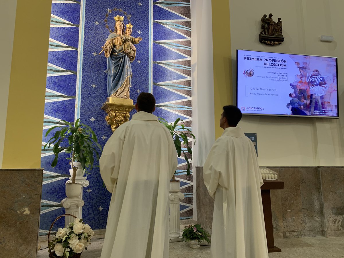 SalesianosSSM's tweet photo. Chema y Luis, ya salesianos, hacen un momento de oración y entrega ante María Auxiliadora. Han prometido ser signos y portadores del amor de Dios a los  jóvenes. https://t.co/UTo5kStKwe