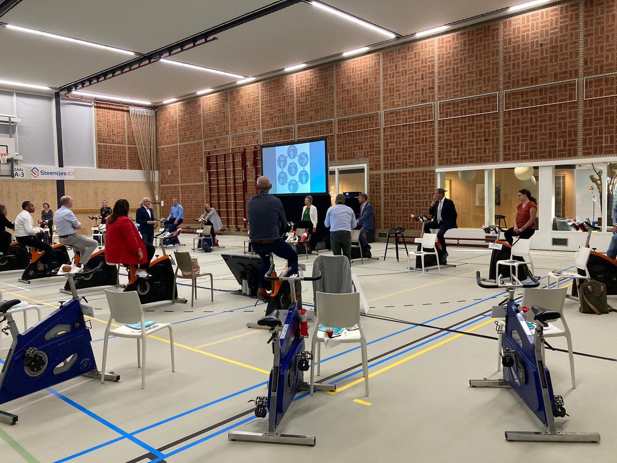 PaulBlokhuis's tweet photo. De @MooiAchterhoek wil de gezondste regio van Nederland worden. Gemeenten, hulpverleners en veel anderen hebben mooie afspraken gemaakt over alcoholmatiging, gezonde voeding en stoppen met roken, maar ook over schuldhulpverlening. Een prachtige ambitie die ik blijf volgen! 💪 https://t.co/vAXv52ywQ3