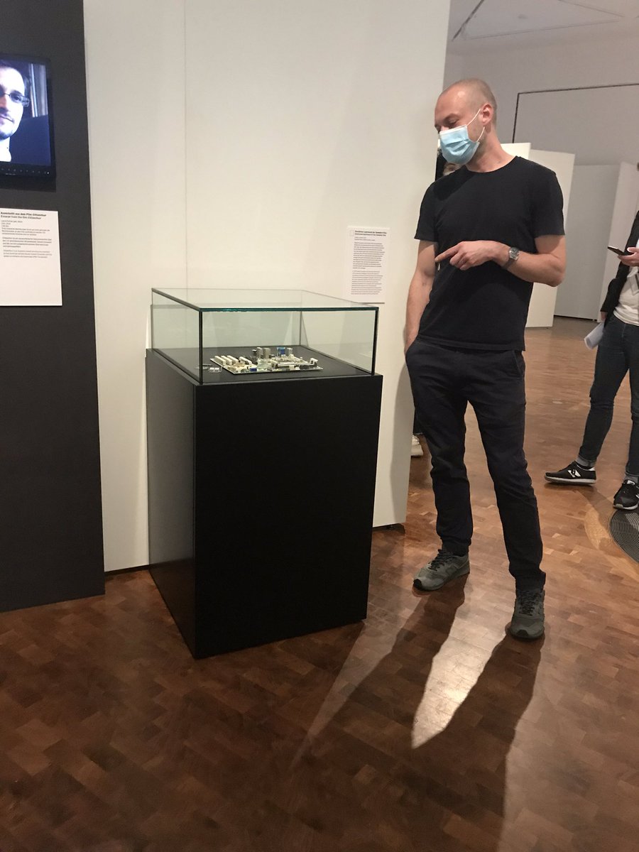 Der Internet-Bereich der Ausstellung beleuchtet u.a. den <a href="/GretaThunberg/">Greta Thunberg</a>/<a href="/DB_Presse/">Deutsche Bahn AG</a> shitstorm, Edward Snowden’s zerstörte Festplatte und Aufnahmen während der Protestserien des sogenannten Arabischen Frühlings. #DHMVonLutherzuTwitter <a href="/DHMBerlin/">Deutsches Historisches Museum</a>