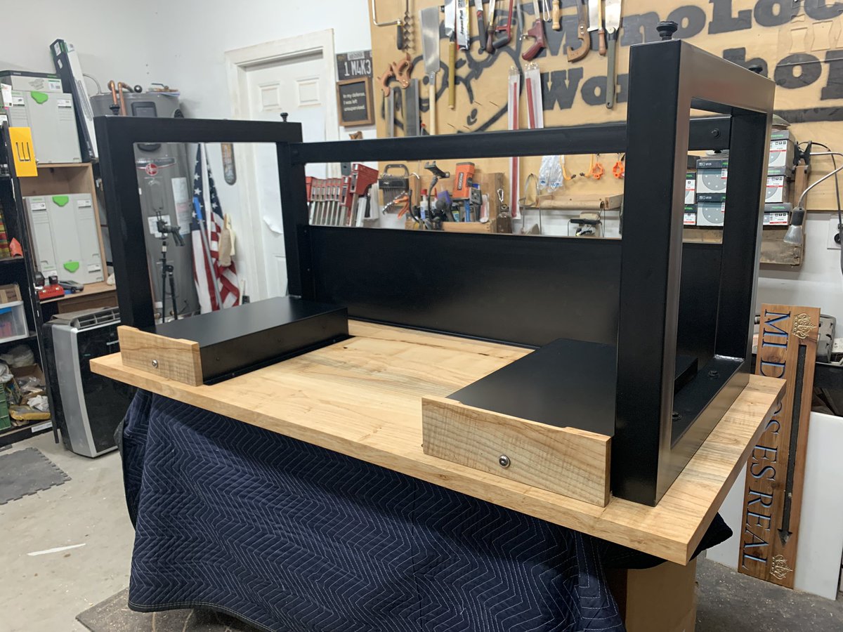 Ash computer desk with a metal base. ✅ 
It’s nice to take a project all the way from log to finished product. This ash came down in the Phoenix area years ago and was one of the first on the bandsaw mill.
#ash #desk #computerdesk #wood #woodworking #urbanlumber