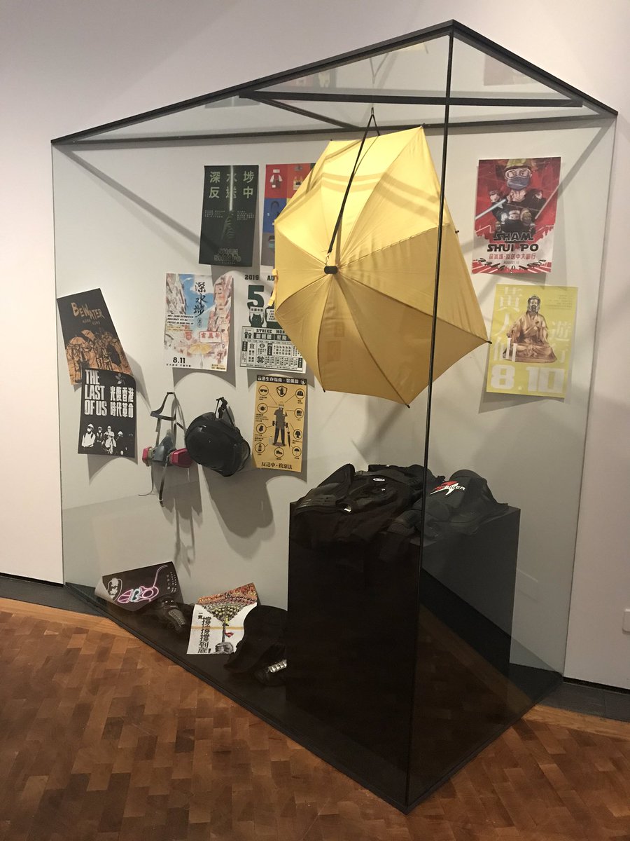 Ausgestellt werden auch Memes, Poster und Schutzausrüstung von Hongkonger Demonstranten. #DHMVonLutherZuTwitter <a href="/DHMBerlin/">Deutsches Historisches Museum</a>