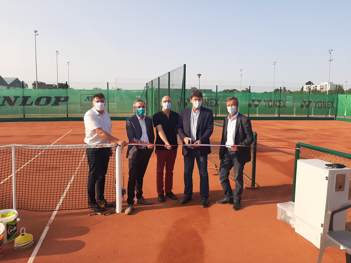 SportingSols_fr's tweet photo. Quelques jours avant @rolandgarros , @villepontsdece inaugure ses deux nouveaux courts de tennis en terre battue artificielle #topclay. Merci à la ville, @LIGUEDETENNIS1 , comité49 et ASPC Tennis pour votre confiance. https://t.co/36O0CMs8sj