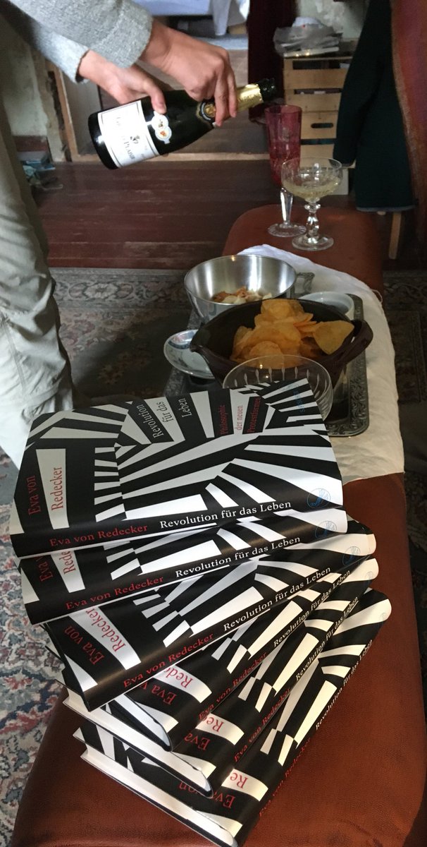 EvRedecker's tweet photo. OMG, ich bin so aufgeregt, ich hab’ die ersten Bücher zum betrinken und verschenken!!!
🍾🥂🥂📚📖🌹
Und Ihr kriegt jetzt immerhin schon alle eine Leseprobe: https://t.co/p52EGKMfij https://t.co/EtJpIU2R7j
