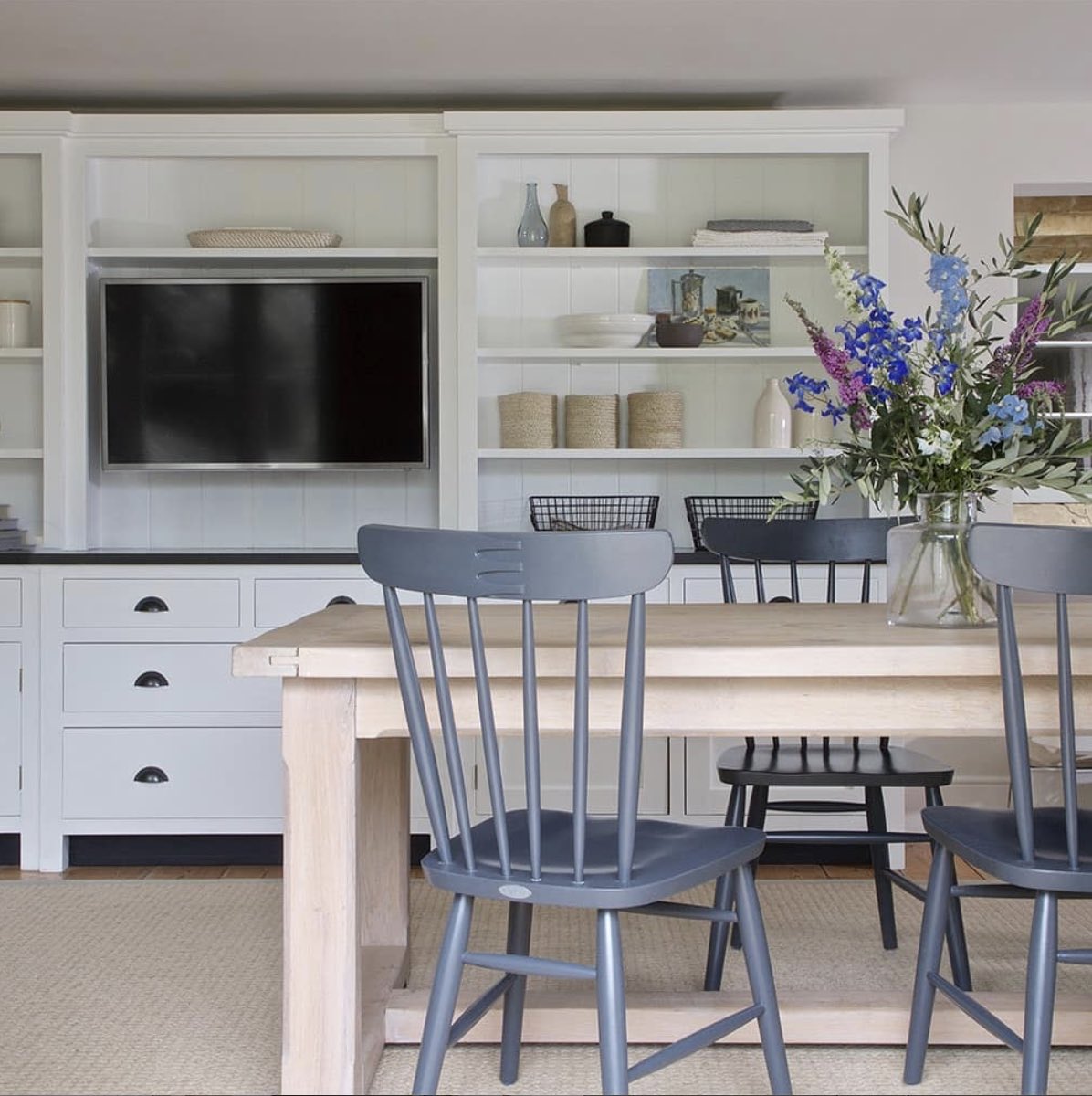 We had to share this gorgeous interior space – a morning room designed by <a href="/marloeinteriors/">Marloe Interiors</a> , featuring a bespoke rug design using our sisool Masai floorcovering in ‘Savannah’ colourway. A wonderful project. 
#morningroom #diningroom #interiordesign #interiordecor