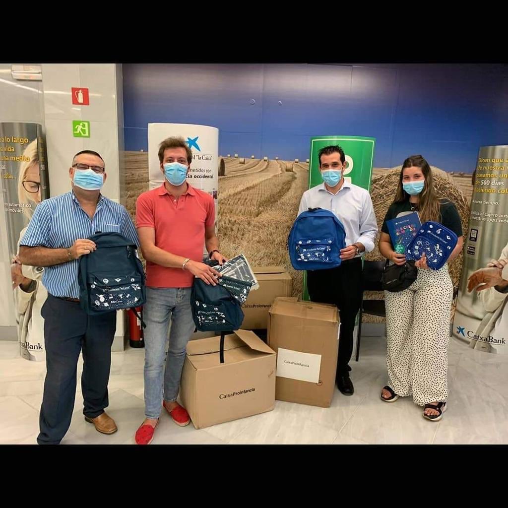 Para que a ningún niño le falte material escolar,  y gracias a <a href="/FundlaCaixa/">Fundación ”la Caixa”</a> y <a href="/caixabank/">CaixaBank</a> hemos hecho entrega de estos Kit escolares. Gracias al Ayuntamiento  de Los Molares por hacerlos llegar a los niños en este inicio de curso.
