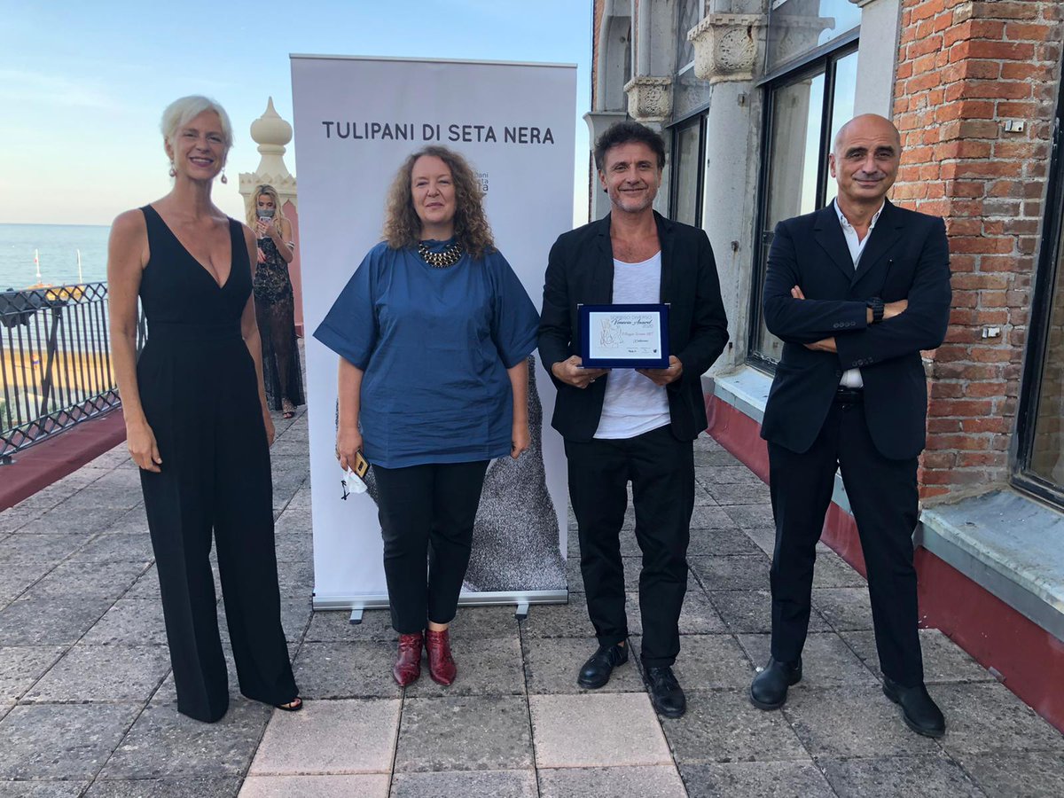 Il premio "Il viaggio turismo ENIT" per la valorizzazione dell'immagine dell'Italia turistica è stato assegnato oggi al film Padrenostro di Claudio Noce, coprodotto e interpretato da <a href="/pfavino/">Pierfrancesco Favino</a>. #festivaldivenezia <a href="/la_Biennale/">La Biennale di Venezia</a>