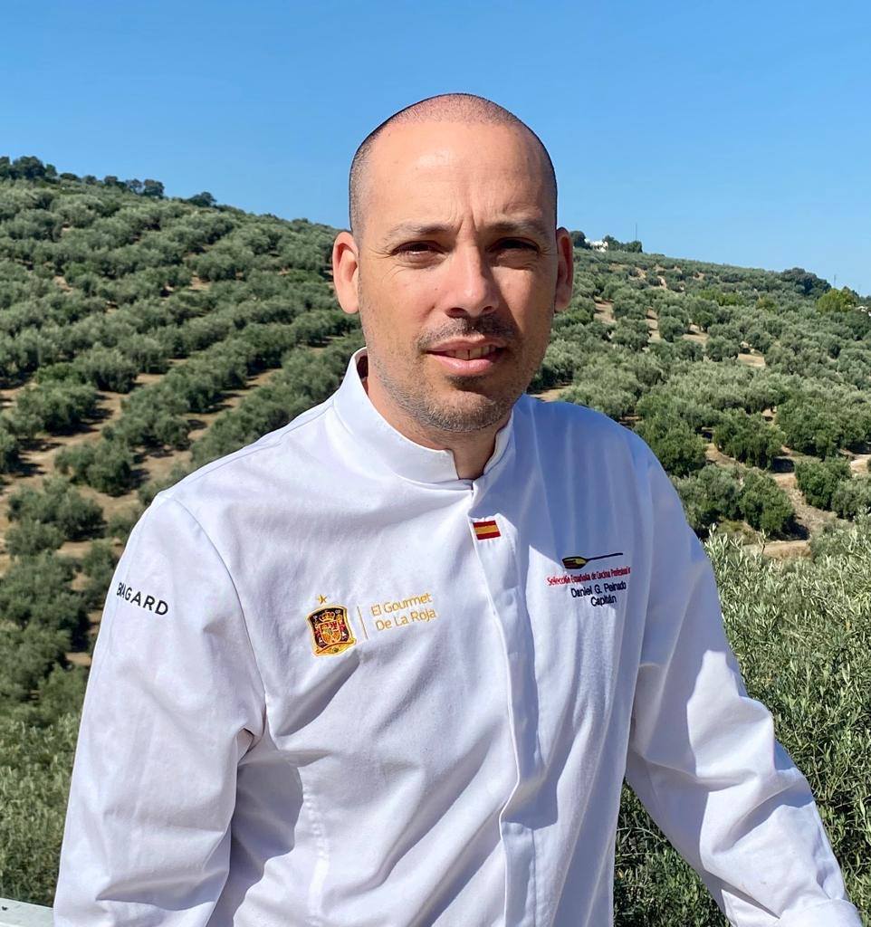 AOVESol's tweet photo. AoveSol colabora en la próxima edición de la Fiesta del Boquerón Victoriano, en la que se intentará influir sobre todo en el uso del aceite de oliva virgen extra. Para ello el domingo 27 nuestro director gastronómico, @Dgpeinado , ofrecerá el showcooking: 'Boquerón y AOVE'. https://t.co/BiXmA7G90c
