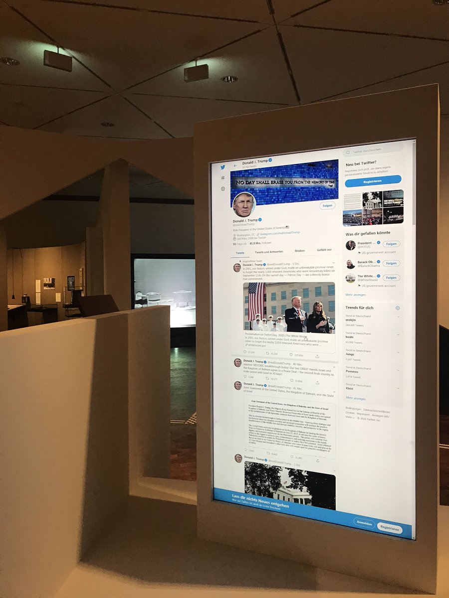 Am Anfang der Ausstellung steht ein 5.000 Jahre altes Exponat – Die Zeichen auf der Tontrommel lassen sich heute nicht mehr entschlüsseln. Die Kuratoren wollen damit hinterfragen, was von unseren Medienprodukten in Zukunft noch verstanden werden kann. #DHMVonLutherzuTwitter