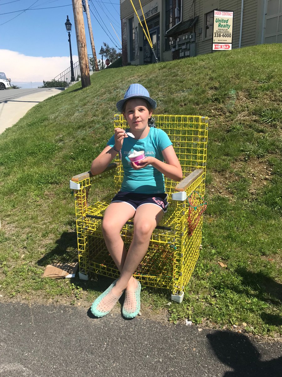 intheolivegrov1's tweet photo. #Top4Theme of #Top4Chairs with hosts @Giselleinmotion @CharlesMcCool @Touchse
1. chair made from lobster cages, #Maine
2. Lounge chairs in #Cancun
3. LARGE Adirondack chairs at #Killington Mtn.
4. Lounge chairs along The High Line, #NYC https://t.co/NnZRcygLG7