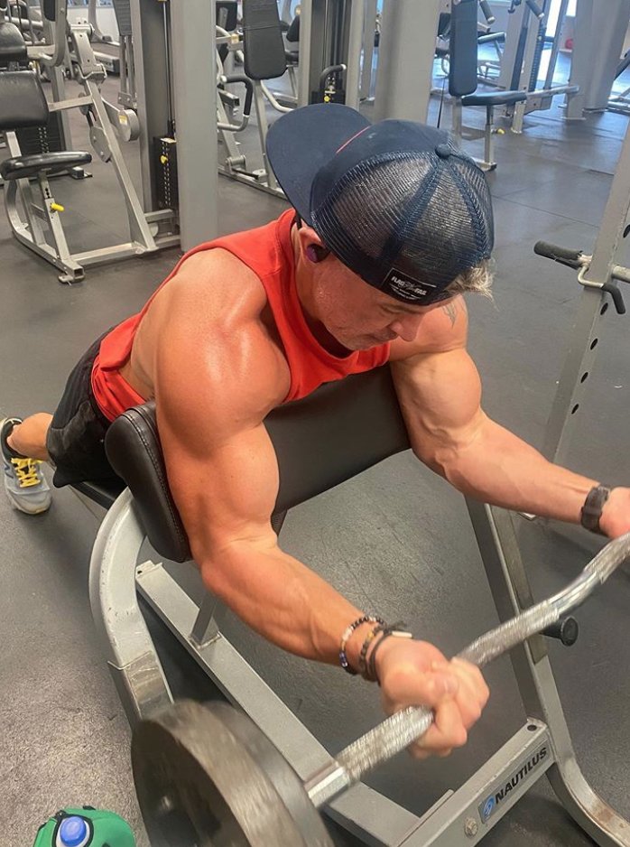 Plantronics's tweet photo. #FridayFeature 🎉
Back to Beast Mode with our #BackBeatFIT's.🎧💪
We love seeing your progress! Keep tagging us to be featured next week 👍 https://t.co/vepR3PHE43