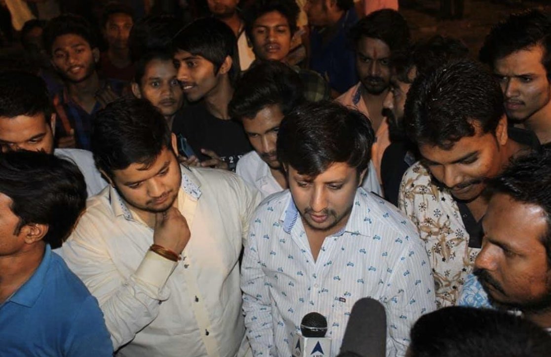 MendolaRatnesh's tweet photo. मेरे बड़े भाई हर कदम पर मेरा साथ देने वाले मध्यप्रदेश के युवराज युवा विधायक आदरणीय आकाश भैय्या को जन्मदिन की बहुत बहुत बधाई बाबा महांकाल की कृपा आप पर सदेव यूँही बनी रहे ...!!!

सदेव आपका - रत्नेश मैंदोला @AkashVOnline @KailashOnline @Ramesh_Mendola https://t.co/1ykUOdNHP0