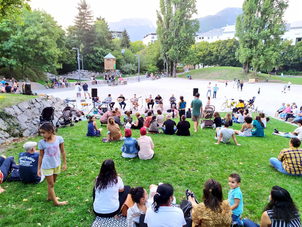 abkgrenoble's tweet photo. Fascinante, envoûtante musique arabo-andalouse jouée par les artistes de l'association @AMALGrenoble.
"Ô temps, suspends ton vol ! et vous, heures propices, suspendez votre cours ! Laissez-nous savourer les rapides délices des plus beaux de nos jours !"
#Hoche #Grenoble #Secteur2 https://t.co/PXoKJ4hSST