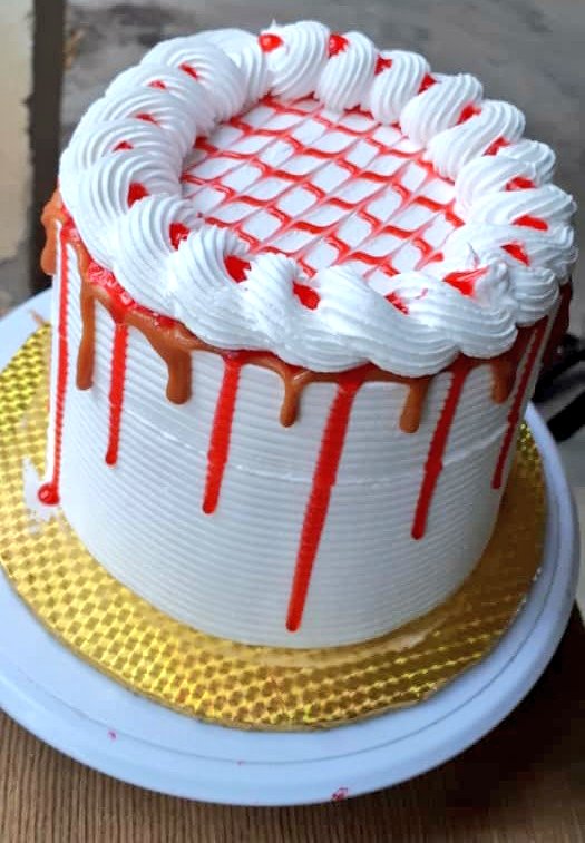 dawisu's tweet photo. For all your lovely cakes and other small chops in Kano, make sure you try out @ummita_cakesnmore on Instagram and you can call this number to place your order 09017411917 #TeamChopAndRun 🥳🥳🥳 https://t.co/dZyLTAbNZ7