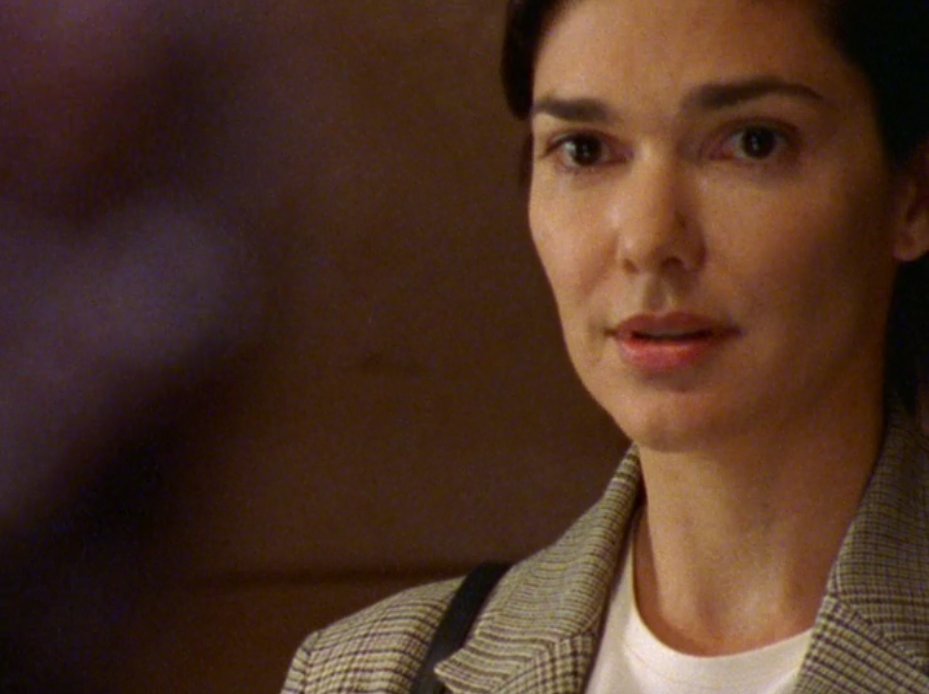 Alors là !De tous les cameo, celui-ci est sûrement le plus troublant...Well hello Laura Elena Harring, la Rita de MULHOLLAND DRIVE, éternellement rivée à Los Angeles donc, de l'autre côté du rêve cette fois, en avocate de junkies et d'assassins...