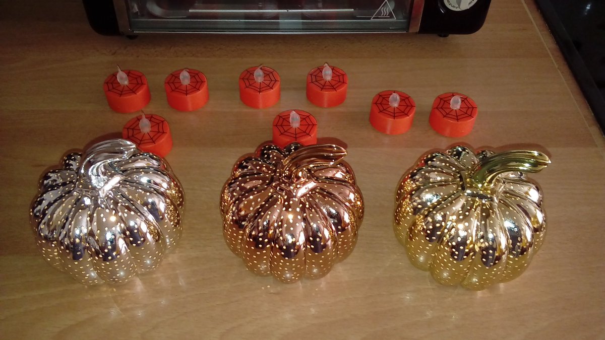 Simran2402's tweet photo. #Autumn #Halloween #Decorations #AutumnandHalloweenDecorations2020 #3MiniLEDPumpkins #silver #gold #rose #7SmallLEDHalloweenCandles #Lights4Fun #Amazon #germanCompany π©πͺ #bought #gotsent #today #new @Lights4fun @amazon @blacky3001 ππππππΎπππ°πππ»β¨ππΊπβπ¬π¦π¬π·π©πͺππ https://t.co/v2YFZAaIVf