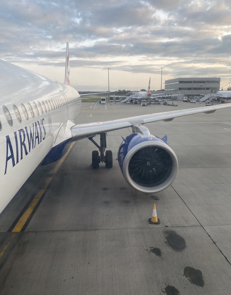 alexisk79's tweet photo. Friday night tug. Thank you @TheRobotug you made me feel special. Off to #EDI from #LHR on #BA1458 #britishairways #A321neo https://t.co/XrK88MKDKD