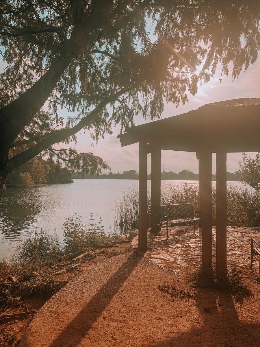 gracepettis's tweet photo. More scenes from Austin trails. This is the Ann and Roy Butler trail downtown, East side. Austin has such amazing walking paths and day hikes.
β£
#atx #austinparksdepartment #austintrails #dayhikes #trail https://t.co/feZOBiM8yR