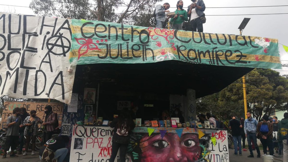 psicologojulian's tweet photo. Ya funciona el Centro Cultural Julieth Ramírez en honor a la joven asesinada con bala pérdida en Suba la Gaitana. "Trincheras de ideas valen más que trincheras de piedra". José Martí. 🌱📚✊🏾 https://t.co/KGcYsgEqgl