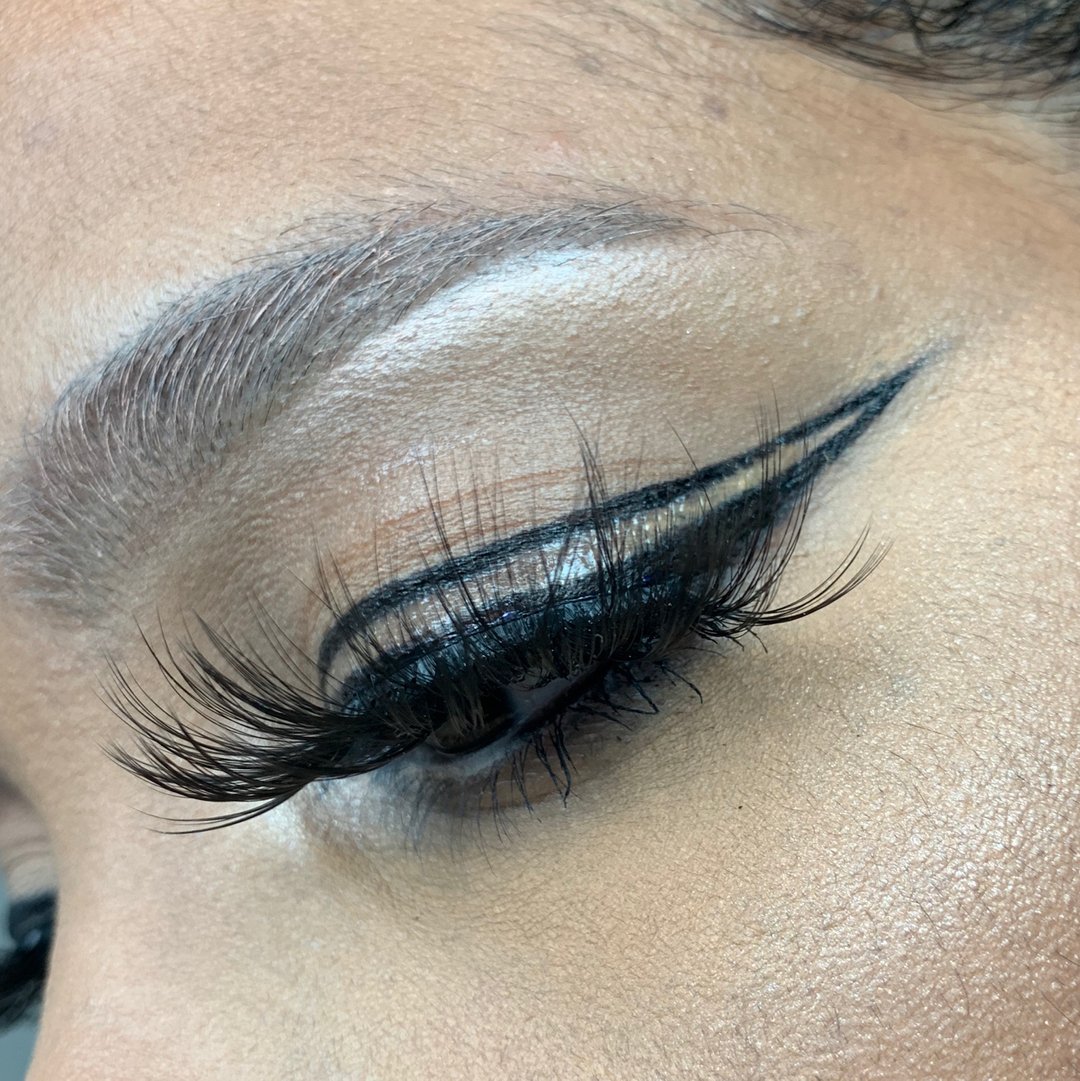 This wet graphic liner look I actually had a dream about. 💦

Life’s too short to stress the small stuff love. Be happy. 

 #atwafaces #makeupartist #Miamimakeupartist #southfloridamakeupartist #explorepage #thehitlist #abh #theartistedit #editorialmakeup #underratedmuas #boy