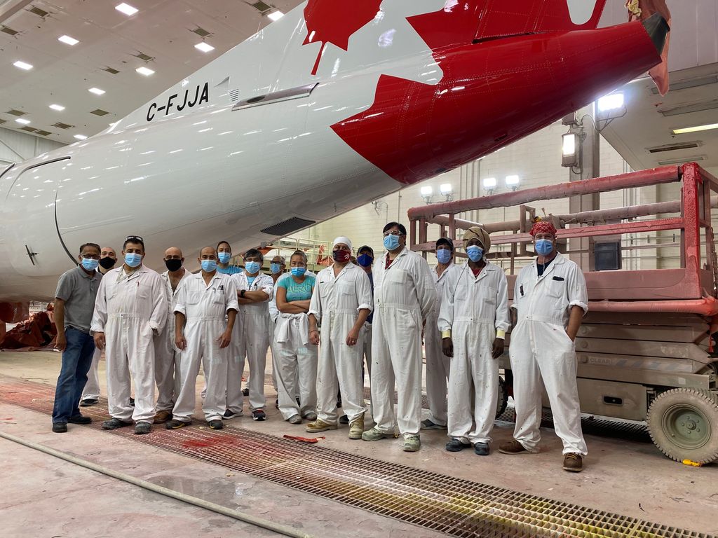 dehavillandAIR's tweet photo. Dash 8-400 #4001 is showing off its brand new @dehavillandAIR paint scheme at our facility in #Toronto!

#avgeek #aviation https://t.co/iNBfj9mjmN