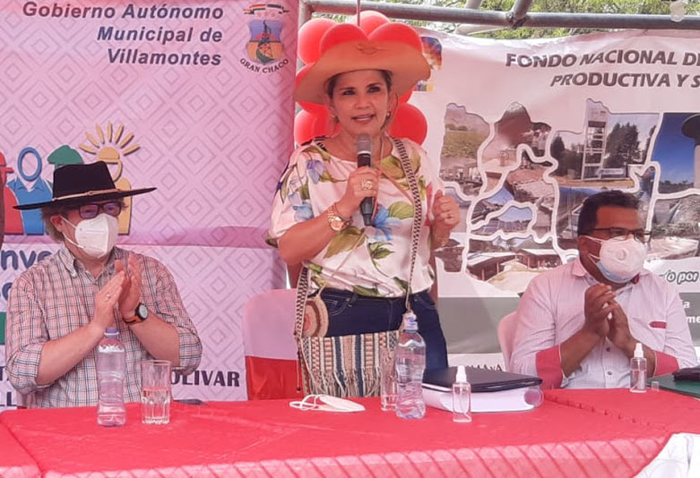 ginna_torrez's tweet photo. La presidenta @JeanineAnez nos demuestra que se puede trabajar desde distintos frentes, combatiendo a esta enfermedad que nos ha golpeado tan duro, pero también reactivando la gestión, las obras y las inversiones para la población de Tarija
#JeanineAñez #Tarija #Bolivia https://t.co/jG8kupmNJW