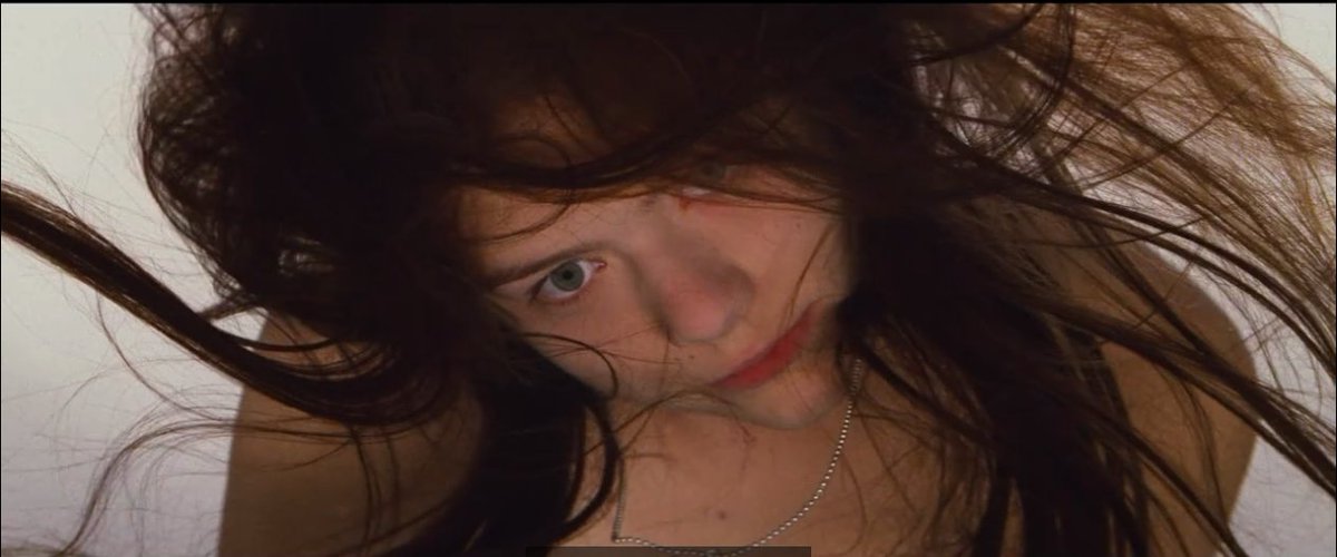 Claire Danes, who was 16, got the role after Jane Campion, who saw her on My So-Called Life, recommended her to Luhrmann. Leo was also impressed by her, saying she was the only actor who looked him directly in the eye and didn’t play Juliet like an “angelic flower.”