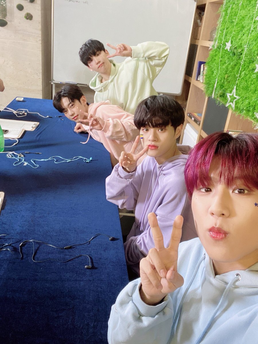 JUYEON6IX's tweet photo. thread of random questions for abnews <3 https://t.co/ECNQrQfl1N