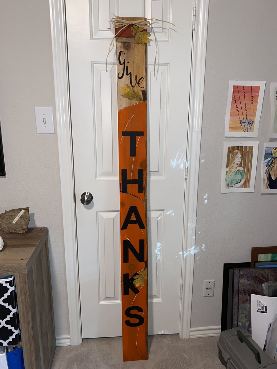 _erindrew_'s tweet image. hey guys, my mom is an elementary teacher in dallas and with the switch to online learning alot of her low-income students are stuck without proper materials. my mom is making and selling home decor so she can send school supplies to them. if you would like to buy some pls dm me!