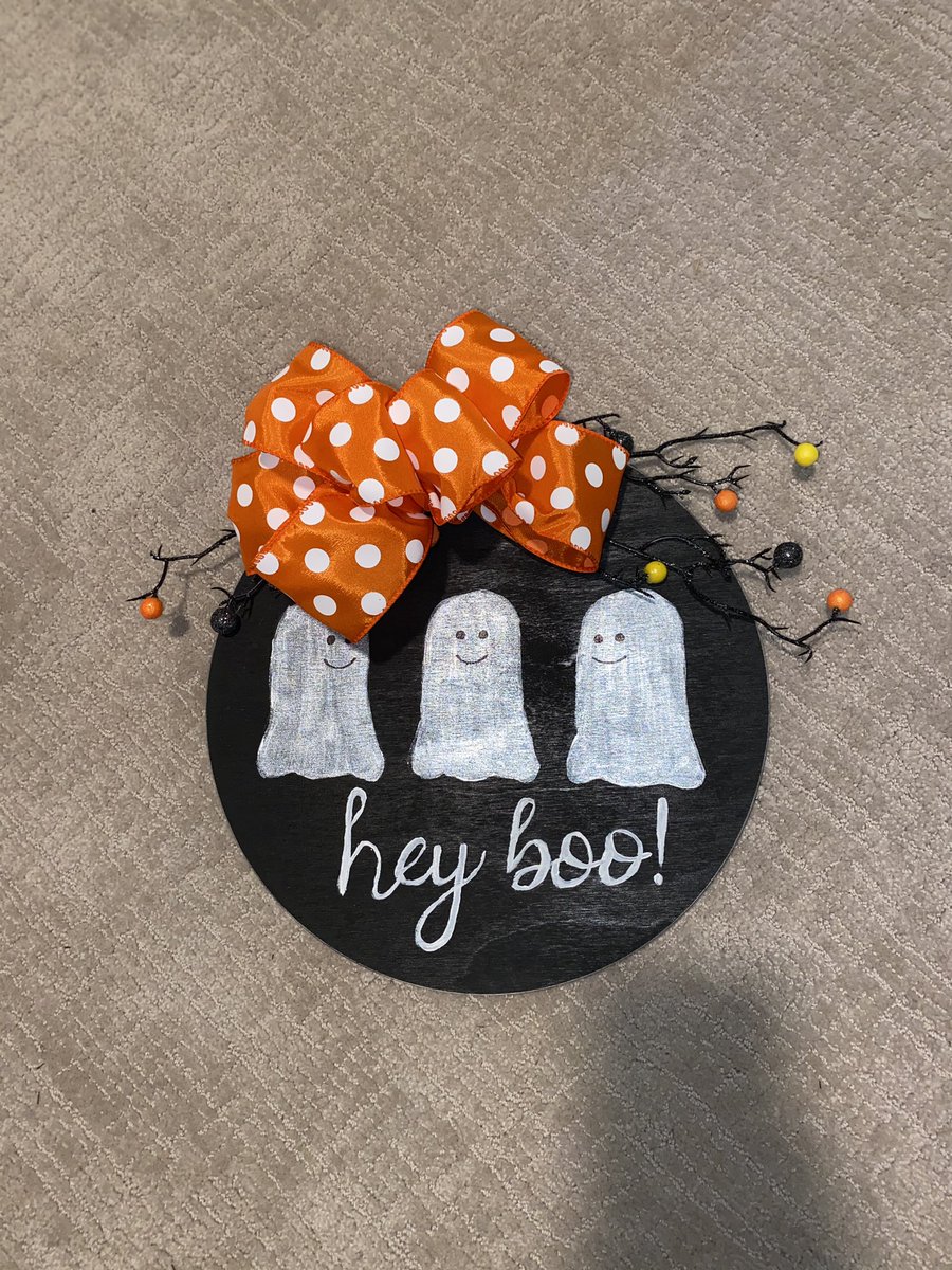 _erindrew_'s tweet image. hey guys, my mom is an elementary teacher in dallas and with the switch to online learning alot of her low-income students are stuck without proper materials. my mom is making and selling home decor so she can send school supplies to them. if you would like to buy some pls dm me!