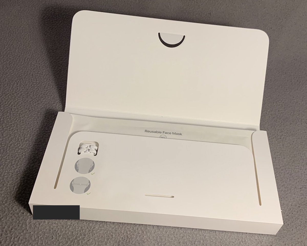 MacMagazine's tweet image. E já trataram de fazer um "unboxing" da máscara criada e fabricada pela @Apple! Não, ela não será vendida em Apple Stores; a empresa a criou especificamente para seus próprios empregados — mas eu não duvido nada que, em breve, apareçam algumas no eBay… [via @markgurman]