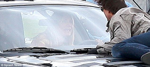 Okinfografia's tweet photo. Tom Cruise, famoso por hacer sus tomas de riesgo, en #KnightAndDay (2010) tiene una secuencia sobre el capó de un coche en marcha, pero el riesgo real es mínimo. Está sujeto por cables que se eliminan digitalmente. Mirad cómo se rueda. ¡El conductor real está bajo el capó!
#cine https://t.co/FTtcBAuOZl