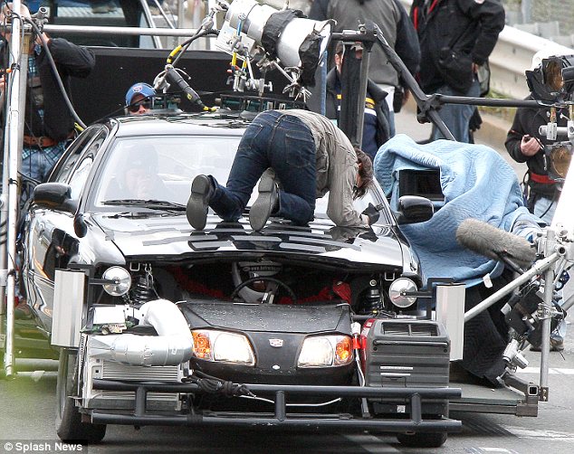 Okinfografia's tweet photo. Tom Cruise, famoso por hacer sus tomas de riesgo, en #KnightAndDay (2010) tiene una secuencia sobre el capó de un coche en marcha, pero el riesgo real es mínimo. Está sujeto por cables que se eliminan digitalmente. Mirad cómo se rueda. ¡El conductor real está bajo el capó!
#cine https://t.co/FTtcBAuOZl