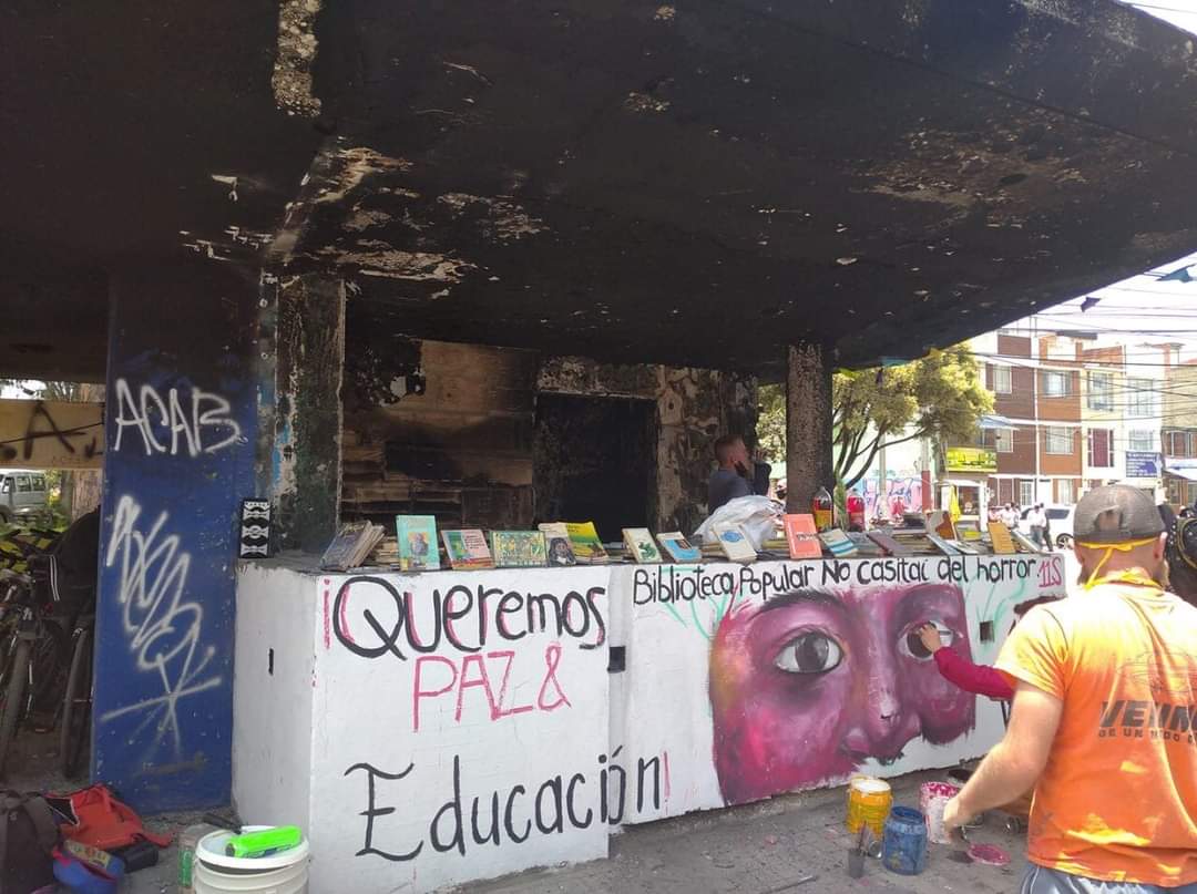 DonIzquierdo_'s tweet photo. El CAI de la Gaitana lo convirtieron en un Centro Cultural. 👏

Yo prefiero mil veces esto, a que sea un espacio para violar niñas y obligar a jugar a la ruleta rusa a los jóvenes. https://t.co/R1dIR8FQpL
