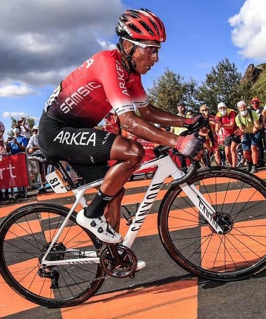yoapalacios's tweet photo. Contusiones en ambas rodillas, así como en los dos codos después de su caída. Así cruzó hoy la meta #nairoquintana Este si es un guerrero 🇨🇴 lucha hasta el final a pesar de las duras batallas.  Y algunos no dejan de criticarlo 🤦‍♀️ #Nairo GRANDE 👏 https://t.co/kcjiPhhHuR