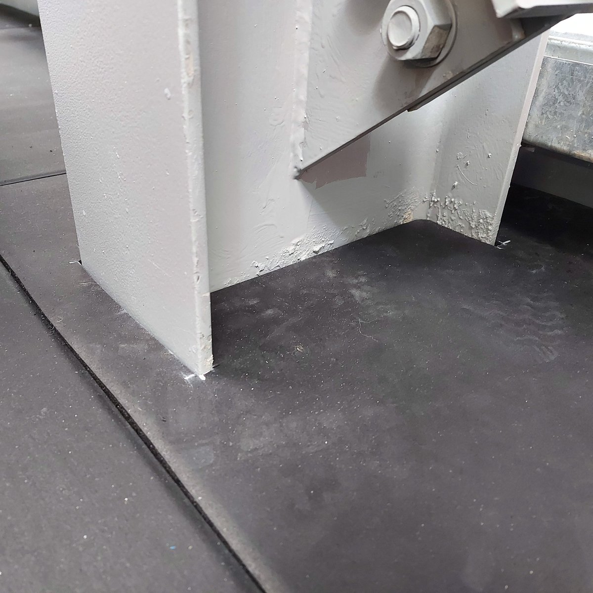 Here at XL Gym Interiors, it's important that we pay attention to detail. After all, if we're not happy with it, why should our clients be? 
Make sure your installers standards are as high as your own.

xlgyminteriors.com 
xlgymflooring.com 

#gymfloor #gymflooring