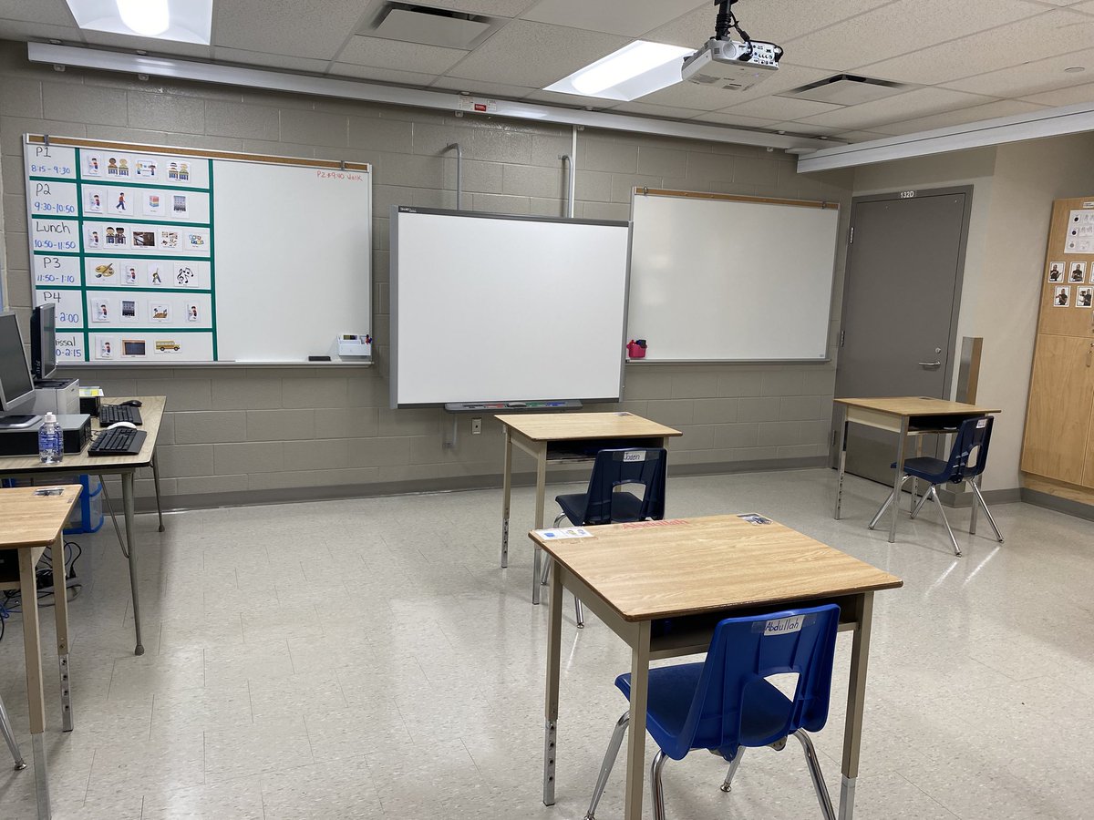 Oakridge_SS's tweet photo. Our Special Education classes are ready. Staff members have some messages for our arriving students! #GoOaks #GoTVDSB https://t.co/BPCtDijIiQ